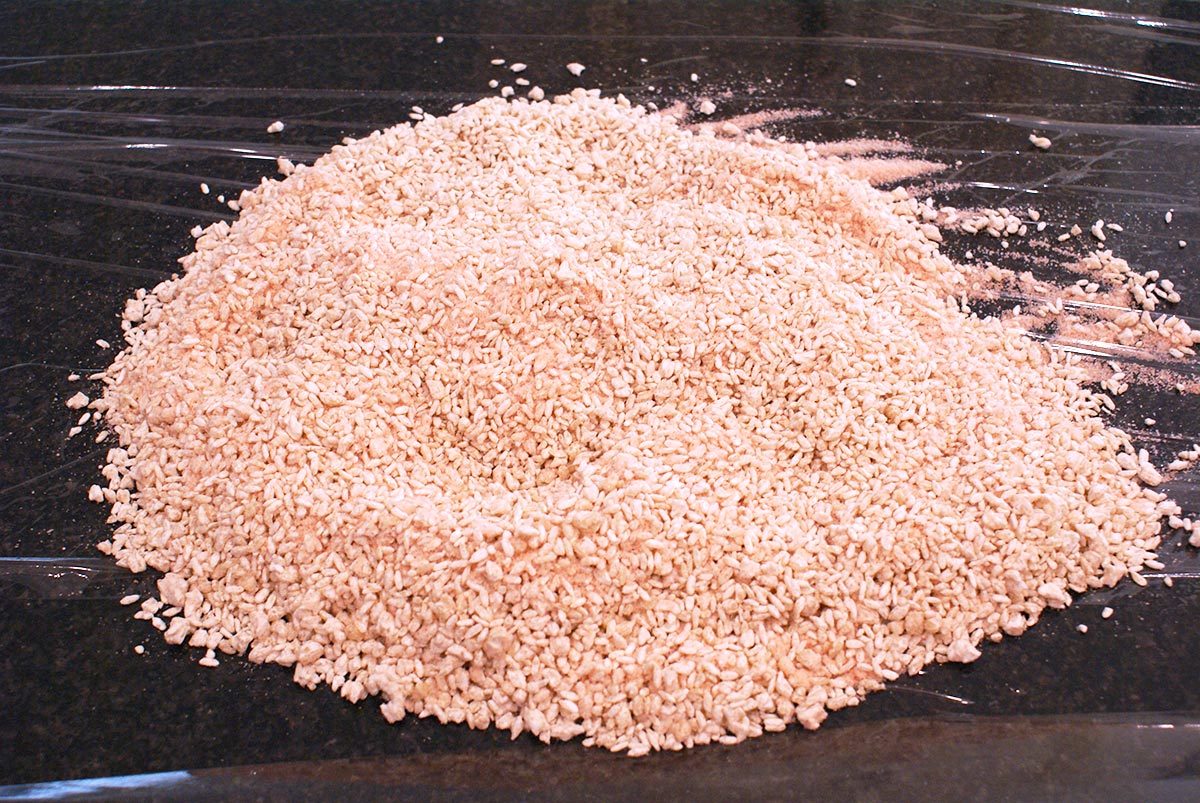 味噌作りに使う米麹と塩
